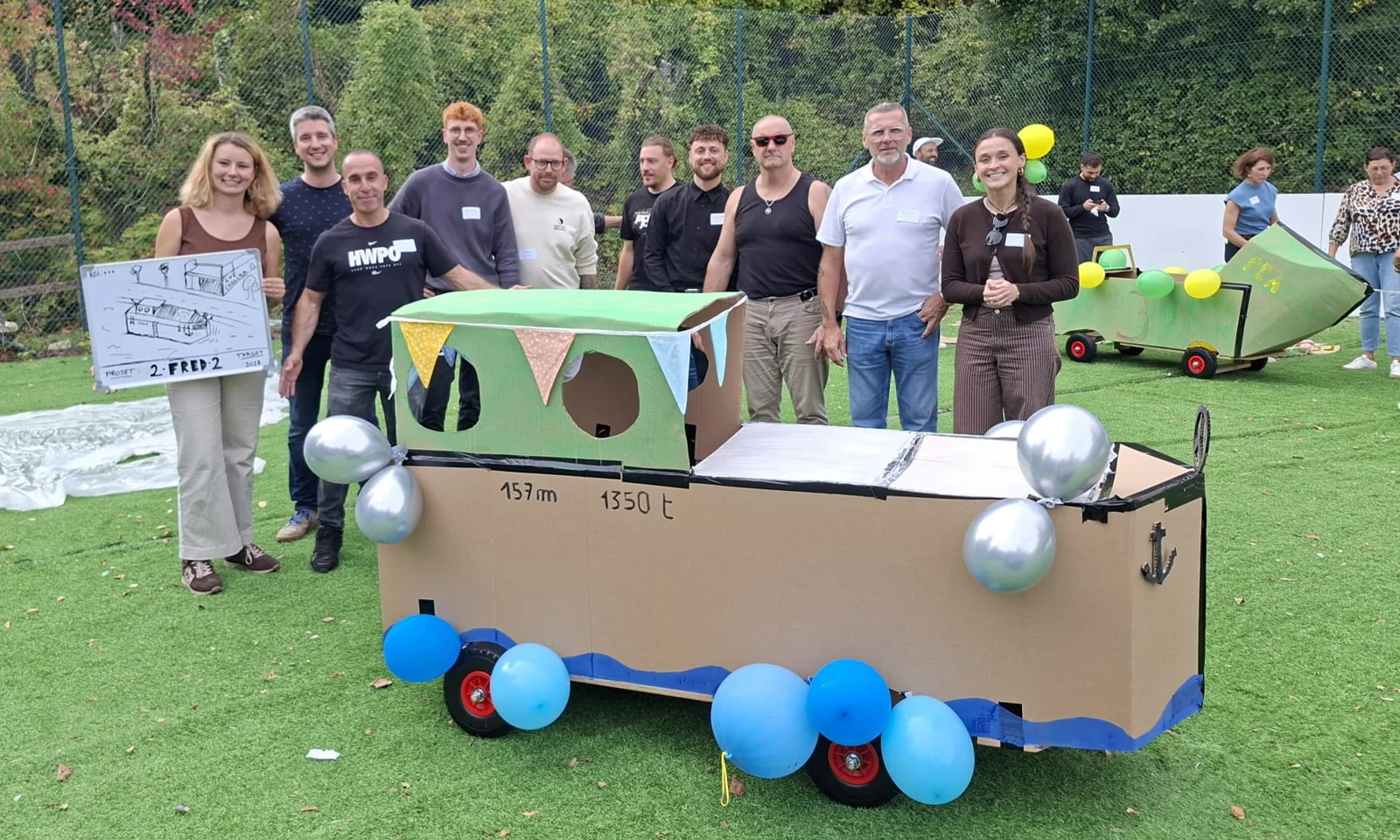 Team met een zelfgebouwde zeepkist tijdens Project Zeepkist