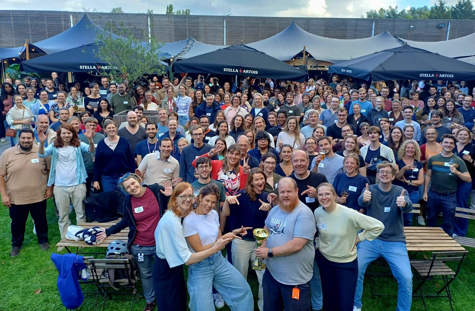 Een grote groep deelnemers samen op een outdoor teambuilding van KONEKT.